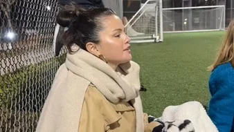 ¡SOLTERA! Así le gritó Selena Gómez su estado civil a futbolistas y se volvió viral (VIDEO)