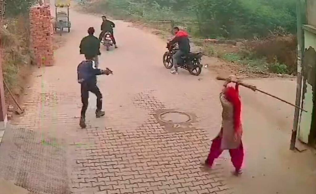 ¡ARRIESGADA! Mujer irrumpe en una balacera con una escoba y ahuyenta a los criminales (VIDEO)