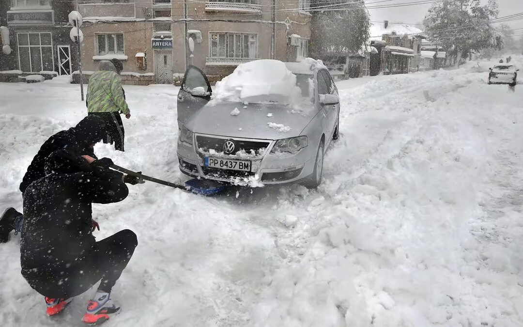 ¡INESPERADO! En zonas de Europa el invierno se adelantó y causó tragedias (FOTOS)