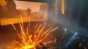 ¡LA LOCURA! Lanzan fuegos artificiales dentro de una sala de cine en plena función en la India