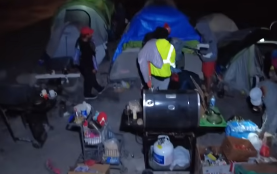 Migrantes venezolanos ‘hacen vida’ debajo de un puente en Denver, EEUU
