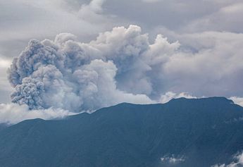 Erupción de volcán en Indonesia deja 11 alpinistas muertos