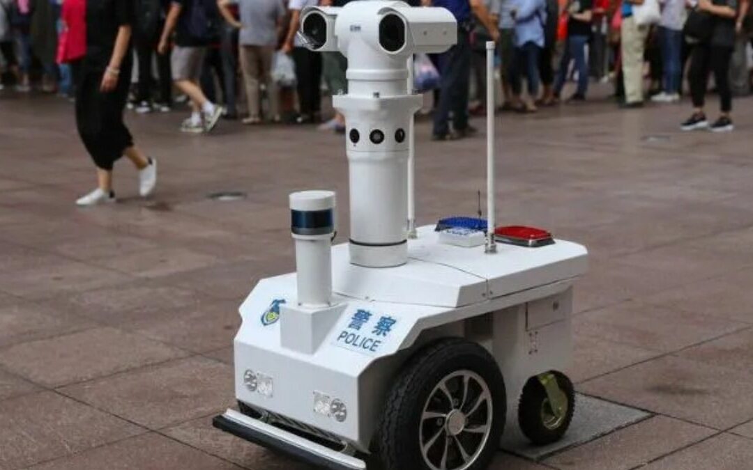 ¡AVANZADOS! ‘Robocop’ chino con cámaras 360° de reconocimiento facial patrulla una ciudad (VIDEO)