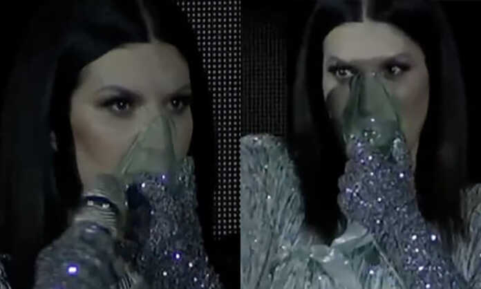 Laura Pausini recibe oxígeno en pleno concierto en México