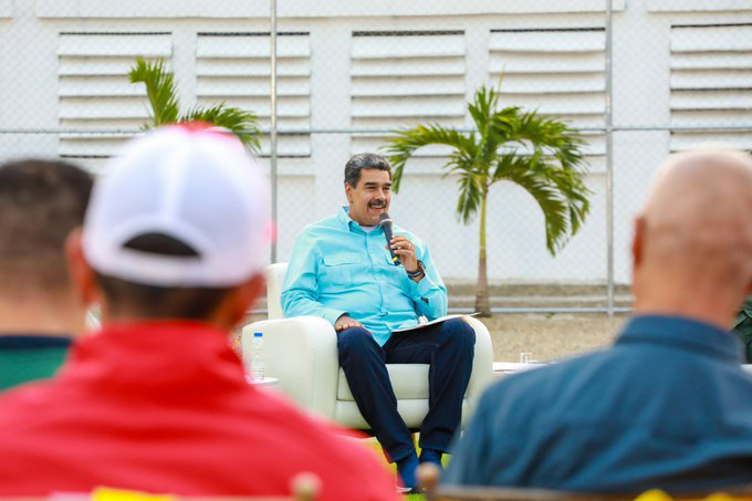 Maduro: “El que venga a opinar en los asuntos de Venezuela recibirá su tablazo”