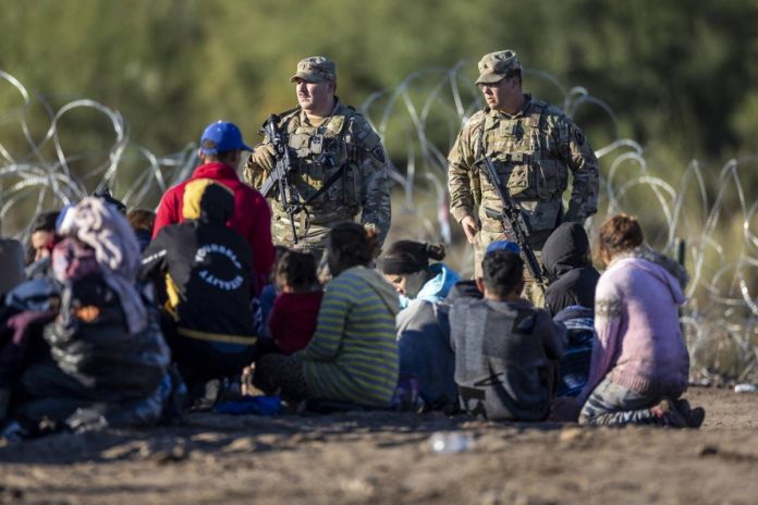 Supremo de EE. UU. prohíbe ley de Texas que permite detener y expulsar migrantes