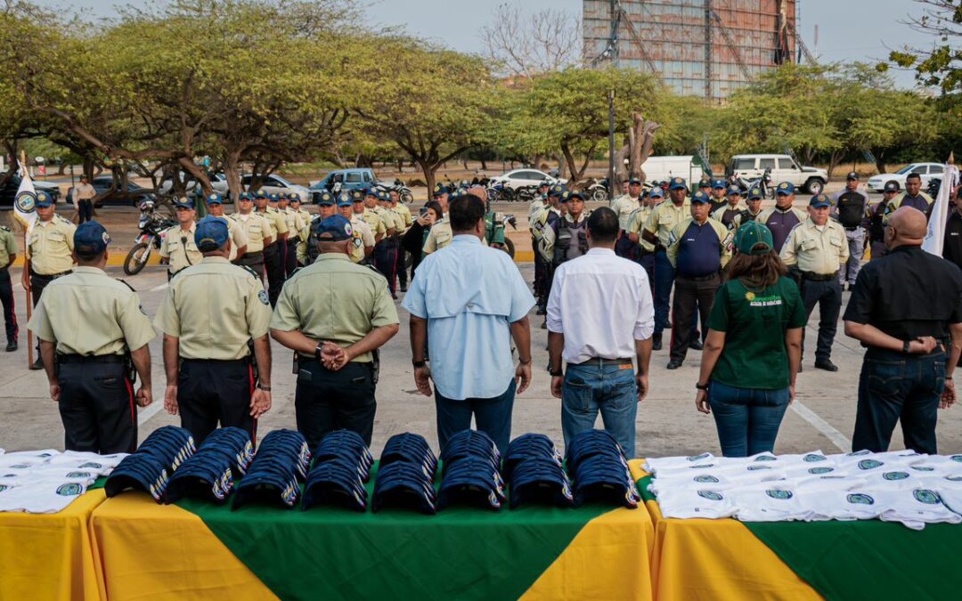 Alcaldía dota a Polimaracaibo de 600 uniformes para entrenamiento físico