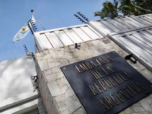 Gobierno argentino enviará funcionarios de seguridad a su embajada en Caracas