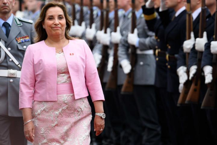 Presidenta peruana enfrenta escándalo y posible destitución por uso de relojes Rolex