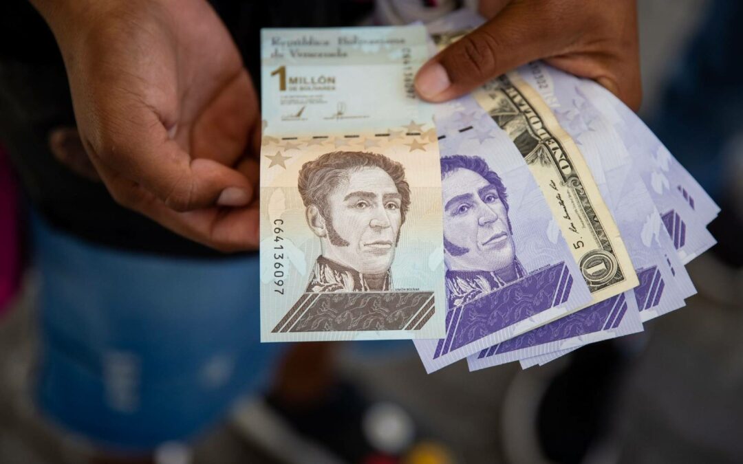 El bolívar se recupera un 0,3 % frente al dólar en febrero