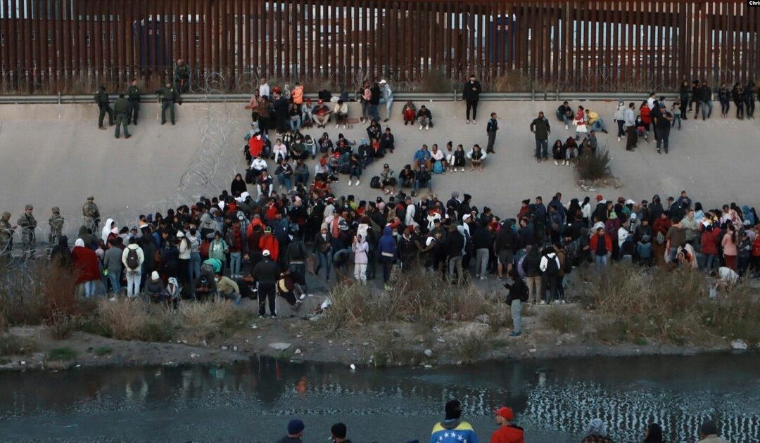 Cientos de migrantes intentan pasar frontera de El Paso a la fuerza
