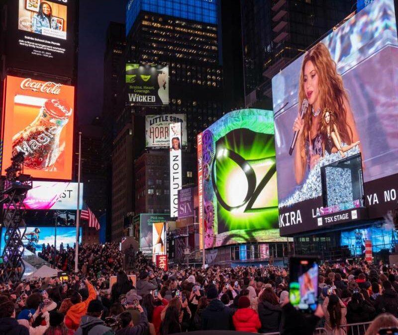 Shakira paralizó Times Square con un concierto gratis que congregó a 40.000 personas