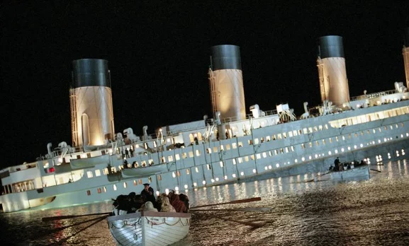 Subastan trozo de madera de la escena final de Titanic en más de $718 mil
