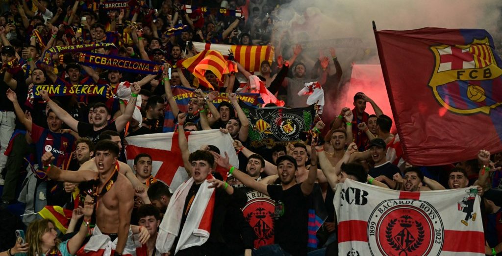 Detuvieron a dos hinchas durante el partido PSG-Barça por racismo y saludos nazis