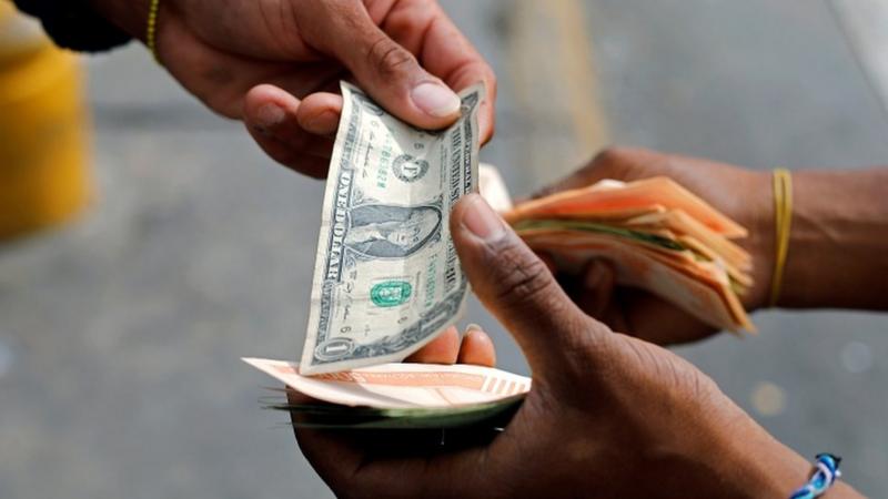 Economista considera que el tipo de cambio debería estar entre 70 o 75 bolívares