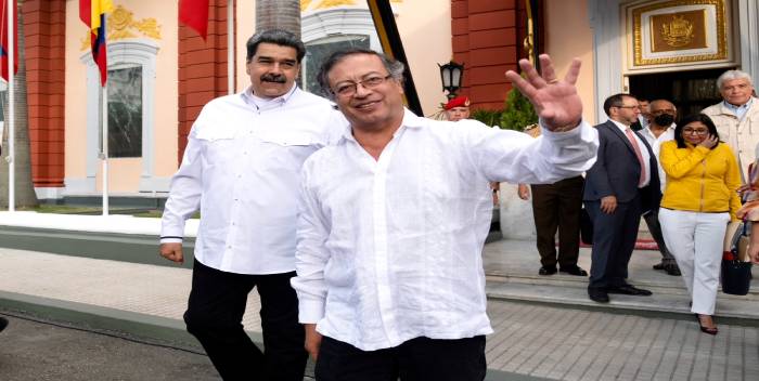Maduro pide ayuda a Petro “para que en Venezuela haya paz”