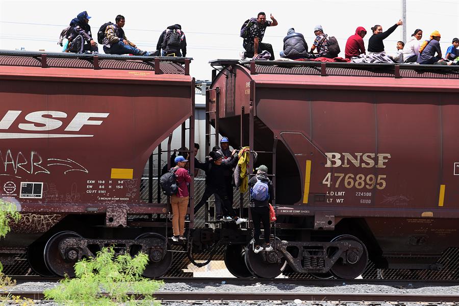 Migrantes venezolanos suben de nuevo a trenes del norte de México para evadir crecientes operativos