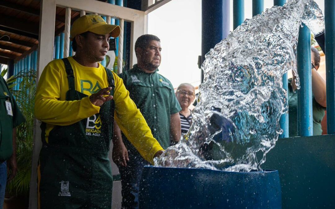 Brigada del Agua llega a la urbanización La Paz para distribuir suministro por cisterna