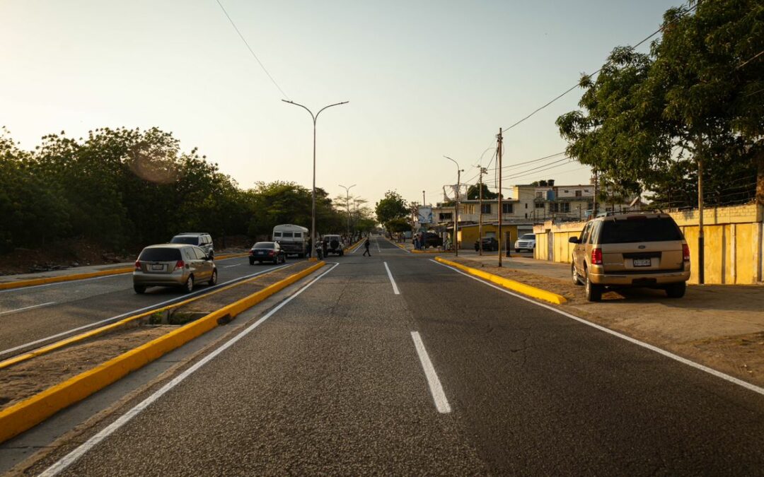 Alcaldía de Maracaibo entrega bacheo y demarcación en la avenida 16 Guajira tramo Ziruma