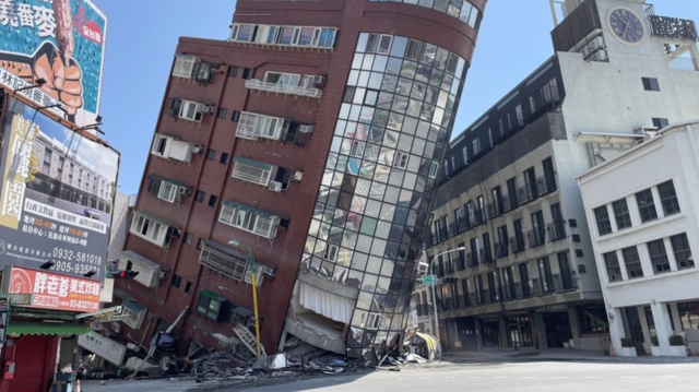¡ESCALOFRIANTE! El momento en que se derrumba un edificio en Taiwán por fuerte sismo (VIDEO)