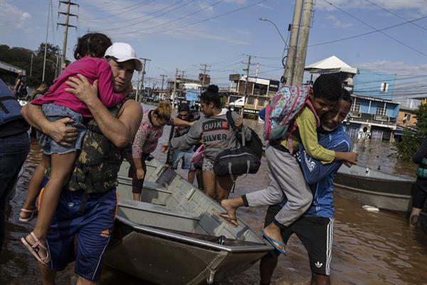 Habitantes de Porto Alegre buscan desesperados un refugio ante las inundaciones