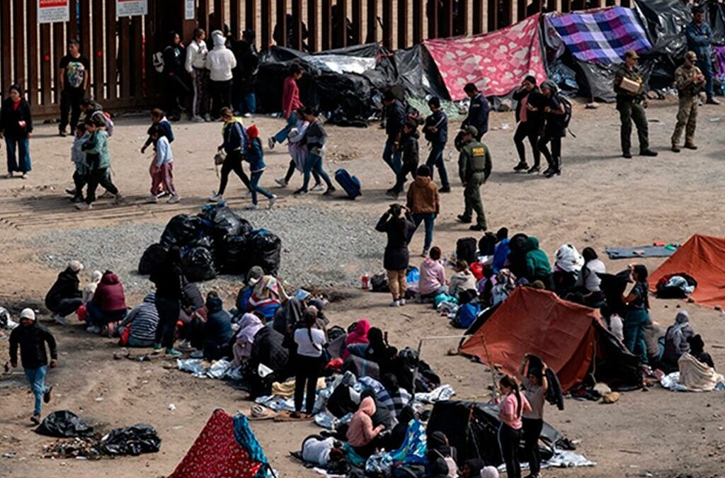 Más de 670 mil migrantes lograron evadir el control fronterizo y entrar a EEUU en 2023, según Fox News