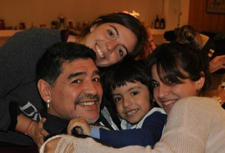 Hijos de Maradona piden trasladar el cuerpo del “10” del cementerio a un memorial