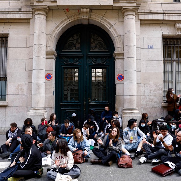 Desalojan a manifestantes propalestinos de universidad de élite en París