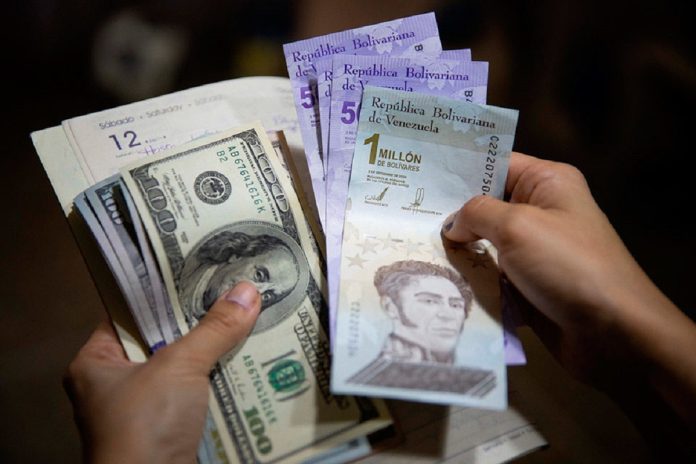 Aumentan transacciones en bolívares y baja el pago con dólares en Venezuela: Según informe de Ecoanalítica