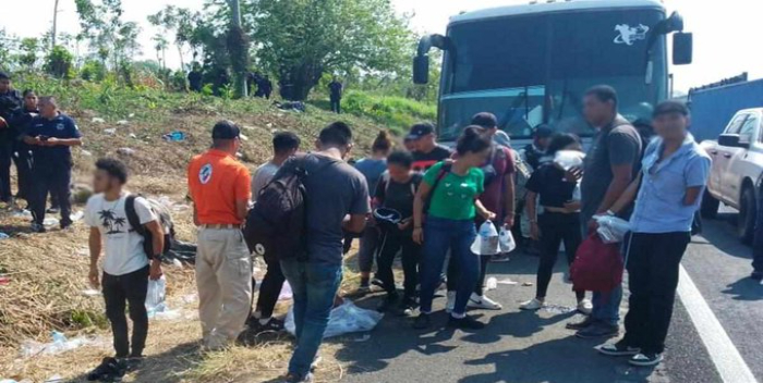 Encuentran a 407 migrantes “abandonados” en 3 autobuses en el sur de México
