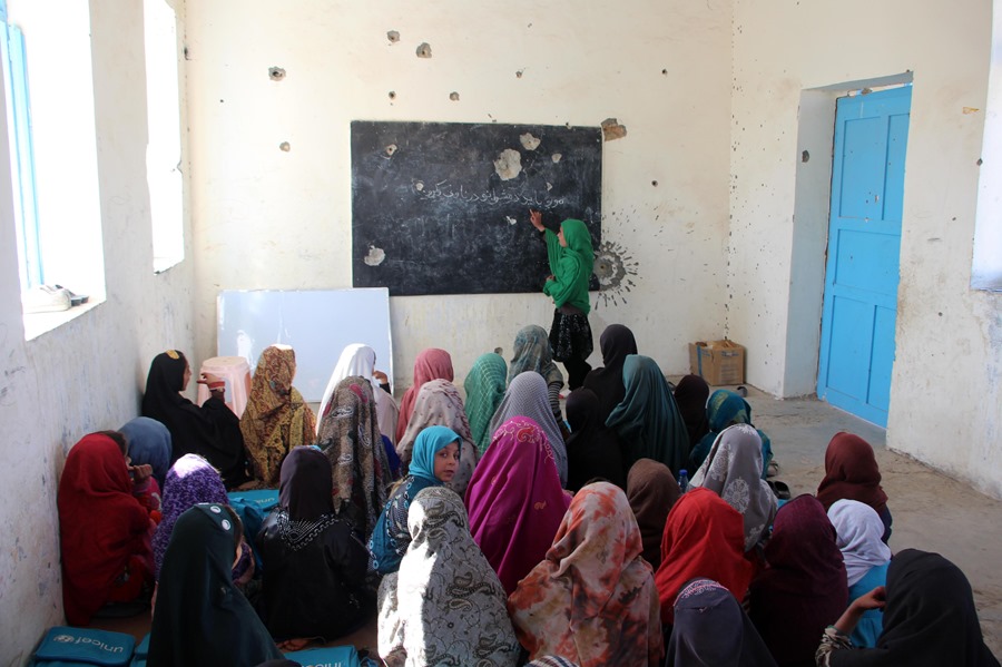 Talibanes confirman el envenenamiento de 79 mujeres en una escuela de Afganistán