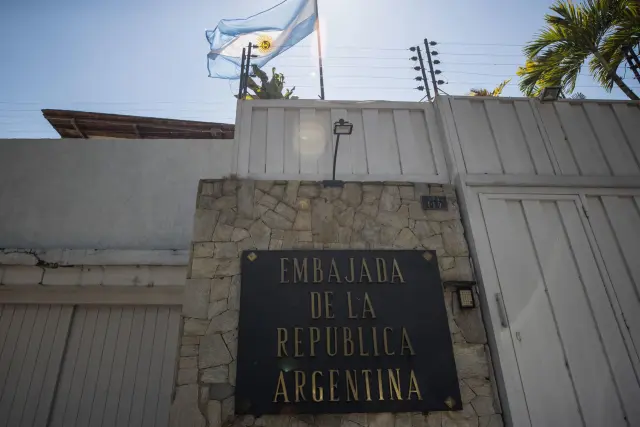 Argentina reclama al gobierno de Maduro que deje salir a los opositores en su embajada en Venezuela
