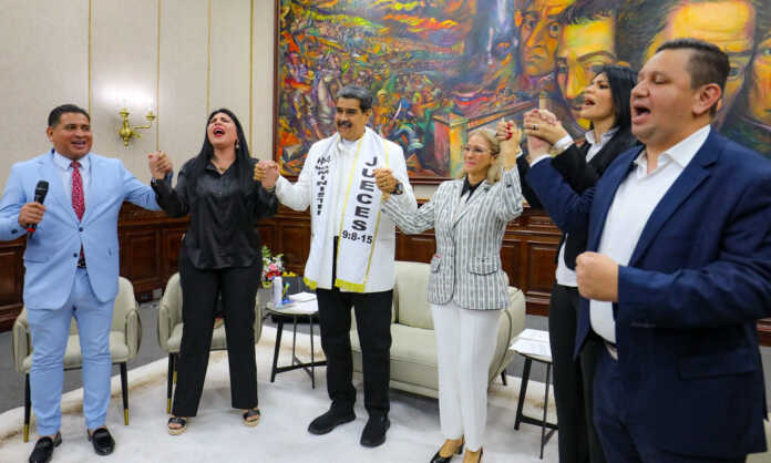 Maduro reúne a pastores evangélicos en Miraflores en oración por «arrepentimiento»