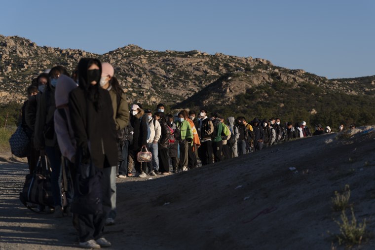 Deportaciones de cientos de migrantes saturan albergues en frontera de Arizona