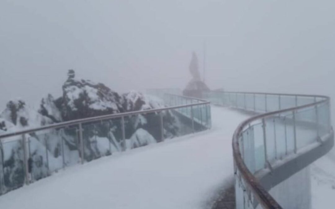 Una intensa nevada cubrió de blanco el Pico Espejo