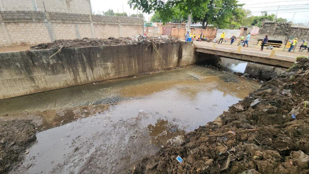 Alcaldía limpia más de 19 kilómetros lineales de cauces de cañadas en los primeros cinco meses del 2024