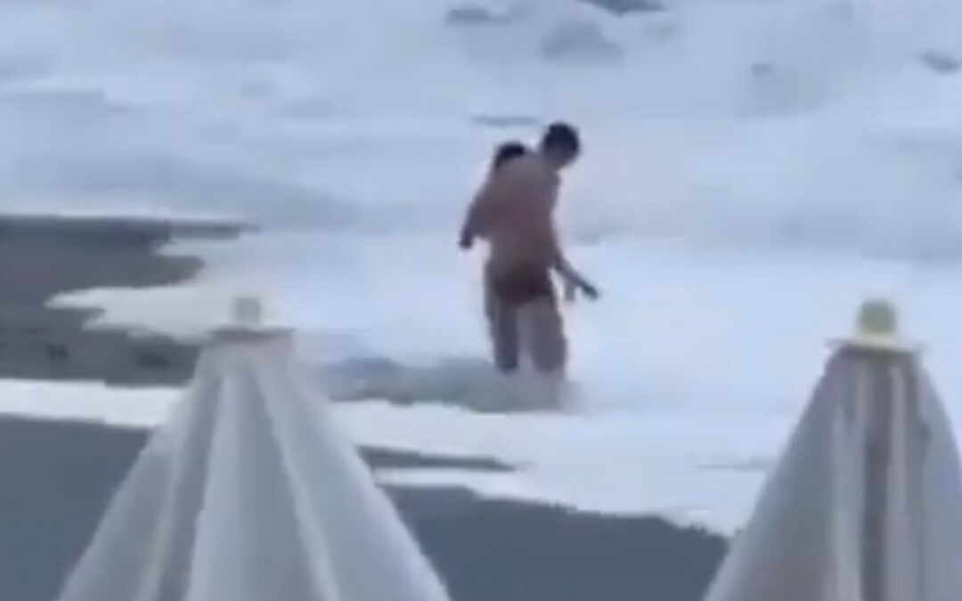 ¡DRAMÁTICO! Mujer fue arrastrada por una ola en Rusia y todavía no ha sido localizada (VIDEO)