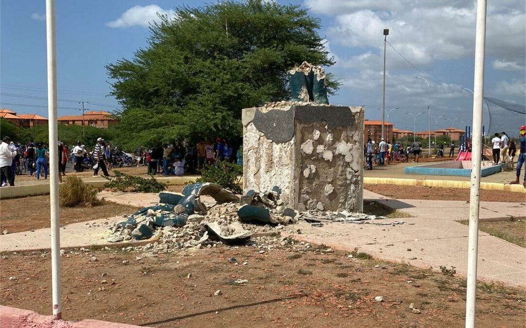 ¡ENARDECIDOS! Manifestantes derribaron estatua de Hugo Chávez en Falcón (VIDEOS)