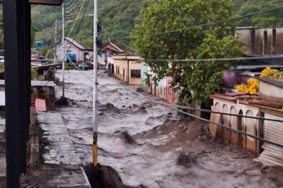 Coletazos del huracán Beryl causaron inundaciones en Cumanacoa