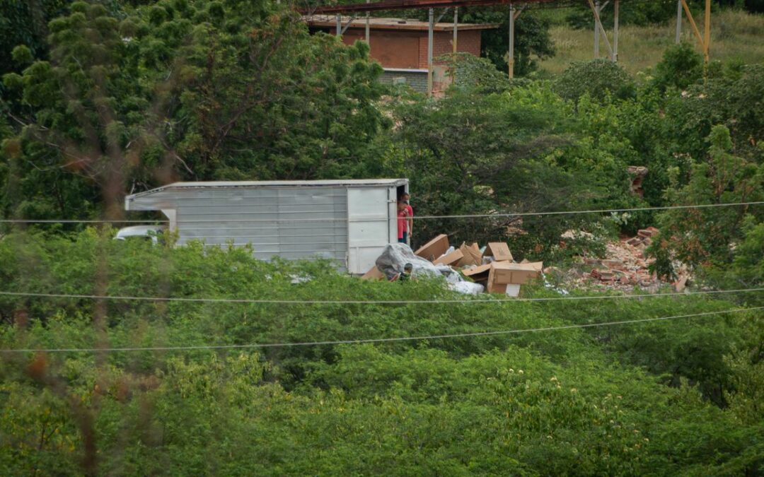 Multan y detienen al chofer de un camión por lanzar desechos en un terreno en Cañada Honda