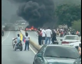 Venezolanos salen a las calles con cacerolas en rechazo a cifras del CNE