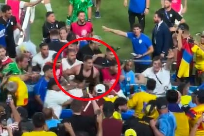 Jugadores uruguayos saltan a la grada y pelean con hinchas colombianos