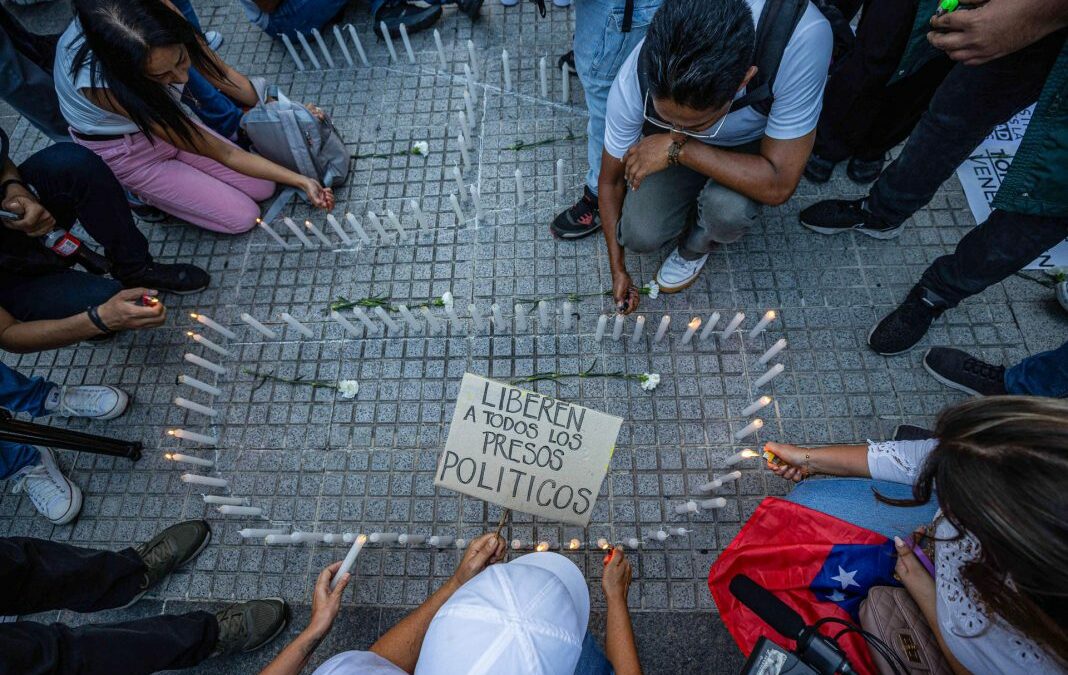 Venezolanos pidieron la libertad de presos políticos durante vigilia en Caracas