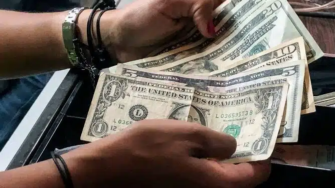 Crece a 21,62 % la diferencia de precio entre el dólar oficial y el paralelo