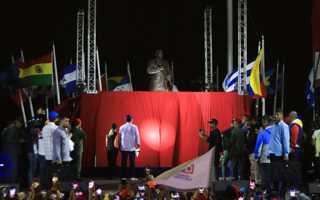 Maduro develó estatua de Chávez en donde derribaron la anterior en La Guaira