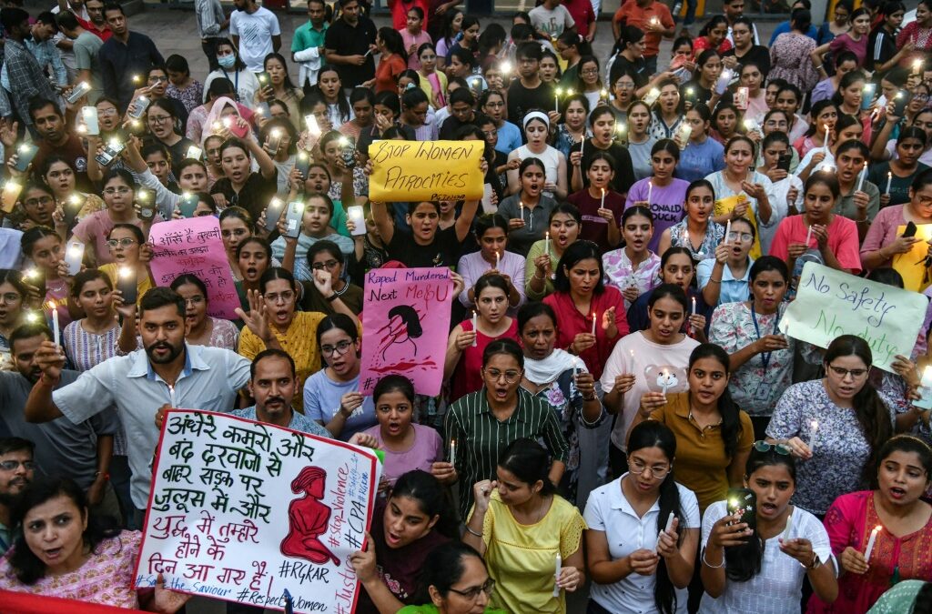 La India cumple una semana de protestas tras violación y asesinato de una doctora