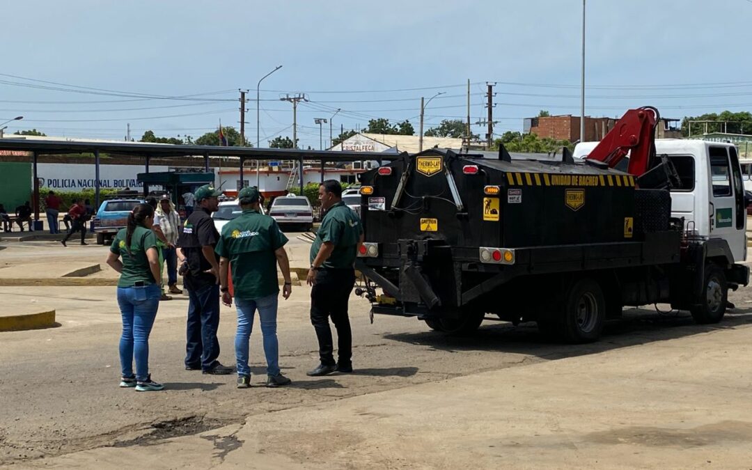 Aplicadas cuatro toneladas de asfalto para reparar vialidad de los andenes del Terminal de Pasajeros