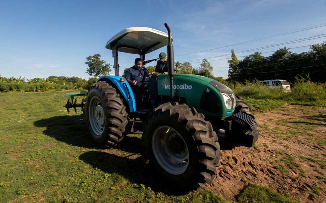 Productores del oeste ya cuentan con un tractor para impulsar cosechas en Maracaibo