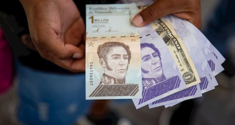 Ralentización de intervención cambiaria amplía brecha entre dólar oficial y paralelo