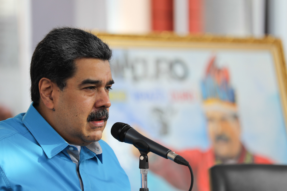 Maduro pide a los “milicianos” indígenas estar “bien armados” para defender “la paz”